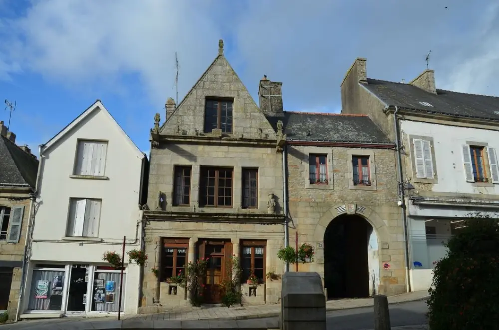 Foto de Ex Hôtel de la Croix Blanche Dit Old Diligence Relay - POP Plateforme Ouverte du Patrimoine / Base Mérimée - © Ministère de la Culture (France), Direction Régionale des Affaires Culturelles de Bretagne – Tous droits réservés 