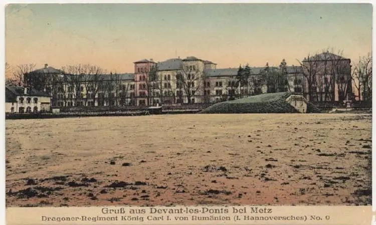 Foto von Desvallières -Kaserne - Auteur inconnuUnknown author - © Creative Commons (https://creativecommons.org/licenses/by-sa/4.0/deed.fr)