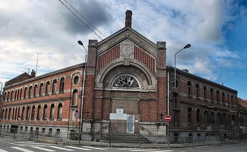 Foto de Ex escuela de natación - Bains y Lavoir Public - Jpcuvelier - © Creative Commons (https://creativecommons.org/licenses/by-sa/4.0/deed.fr)