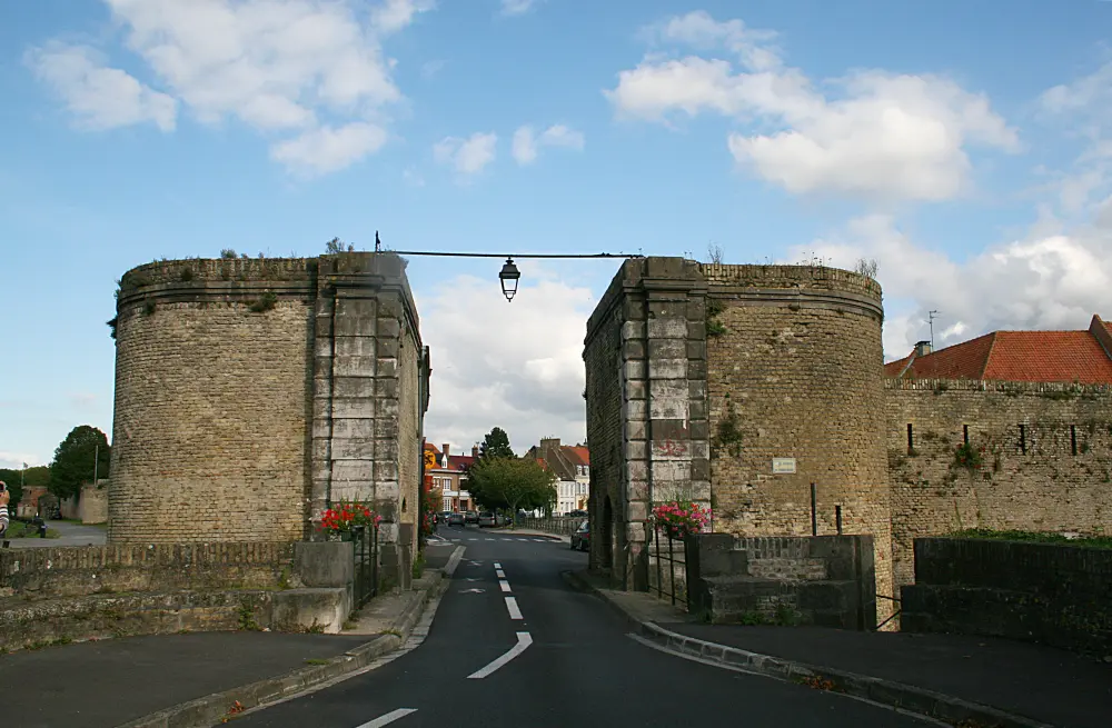 Foto von Dunkirk -Tür - Sous licence Creative Commons (https://creativecommons.org/licenses/by-sa/4.0/deed.fr) - Par Jean-Pol GRANDMONT - © Creative Commons (https://creativecommons.org/licenses/by-sa/4.0/deed.fr)