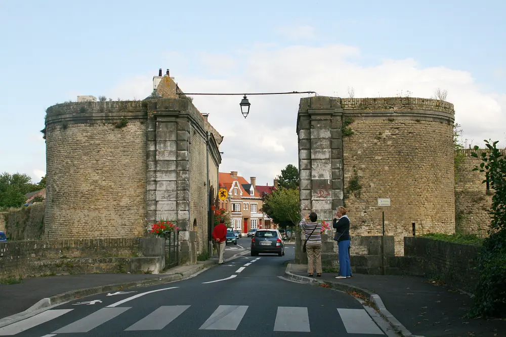 Foto von Dunkirk -Tür - Sous licence Creative Commons (https://creativecommons.org/licenses/by-sa/4.0/deed.fr) - Par Jean-Pol GRANDMONT - © Creative Commons (https://creativecommons.org/licenses/by-sa/4.0/deed.fr)