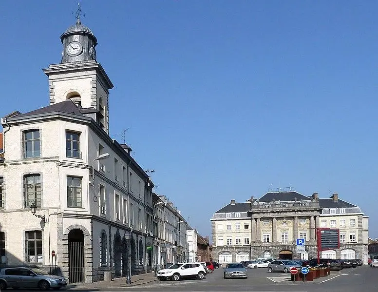 Foto von Nahe Körper - Glockenturm und angrenzende Häuser - PIERRE ANDRE LECLERCQ - © Creative Commons (https://creativecommons.org/licenses/by-sa/4.0/deed.fr)