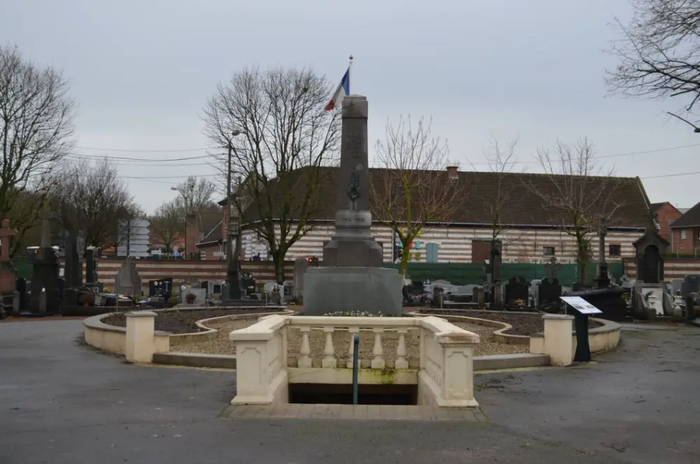 Foto von Denkmal und Krypta mit den Toten - POP Plateforme Ouverte du Patrimoine / Base Mérimée - © Ministère de la Culture (France), Direction Régionale des Affaires Culturelles des Hauts-de-France – Tous droits réservés 