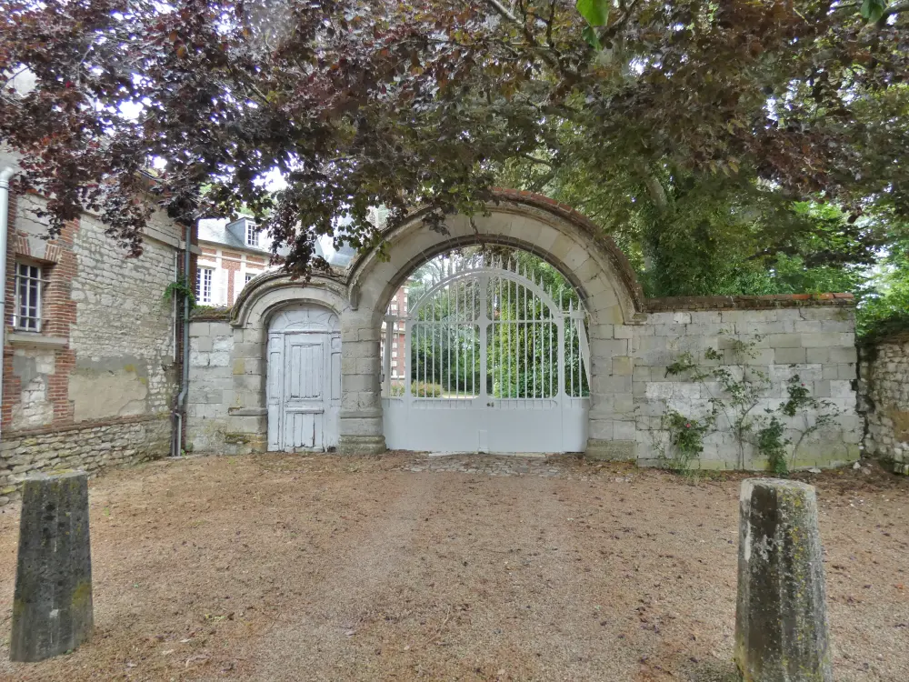 Foto di Wariville Priory - Sous licence Creative Commons (https://creativecommons.org/licenses/by-sa/4.0/deed.fr) - Par Guillaume de clermont 60 - © Creative Commons (https://creativecommons.org/licenses/by-sa/4.0/deed.fr)