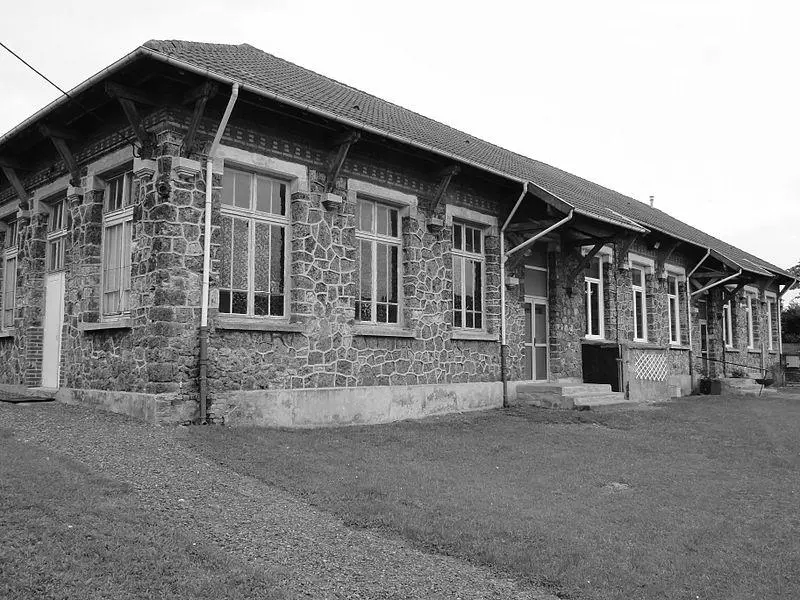 Foto de Sala parroquial Saint-Pierre de la Cité n ° 11 de la Compagnie des Minas de Lens, ubicada en la esquina de la rue du Saint-asprit y la rue du béarn - Jérémy Jännick - © Creative Commons (https://creativecommons.org/licenses/by-sa/4.0/deed.fr)