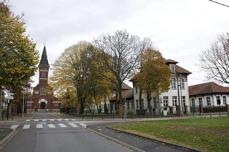 Foto von Schulgruppe Jean Macé, frühere Heimat des Schulleiters und frühere Schirmherrschaft der Stadt Nr. 12 des Compagnie des Mines de Lens, bekannt als Saint-Edouard, der sich auf beiden Seiten der Saint-Edouard Church befindet - Daniel Villafruela. - © Creative Commons (https://creativecommons.org/licenses/by-sa/4.0/deed.fr)