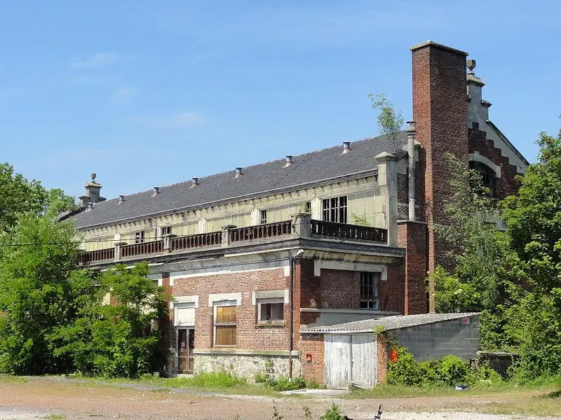 Foto von Ehemaliges Gebäude im gehängten Zimmer und Essbädern der Grube Nr. 12 der Lens Mines Company - Jérémy Jännick - © Creative Commons (https://creativecommons.org/licenses/by-sa/4.0/deed.fr)