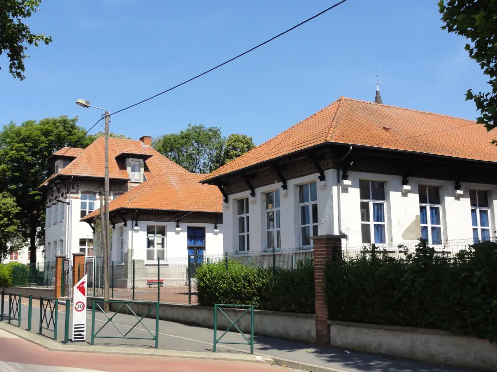 Foto de Ex edificio en la habitación colgada y los baños de comedor del pozo No. 12 de la compañía de minas de lentes - Sous licence Creative Commons (https://creativecommons.org/licenses/by-sa/4.0/deed.fr) - Par Jérémy-Günther-Heinz Jähnick - © Creative Commons (https://creativecommons.org/licenses/by-sa/4.0/deed.fr)