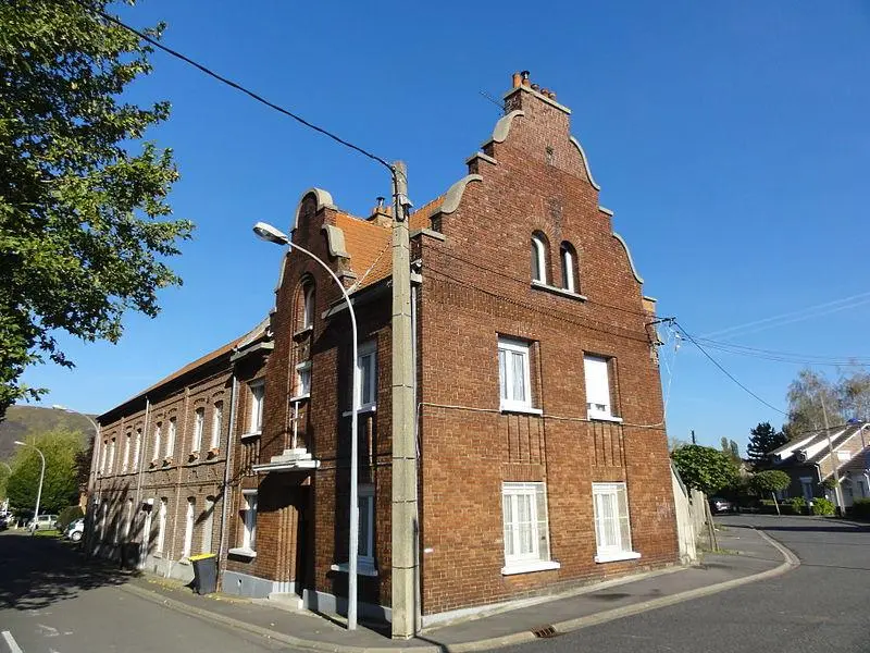 Picture of Polish presbytery of the Saint-Louis church of the Cité Nouméa of the Drocourt Mines Company - Jérémy-Günther-Heinz Jähnick (1988–) Descriptionph - © Creative Commons (https://creativecommons.org/licenses/by-sa/4.0/deed.fr)