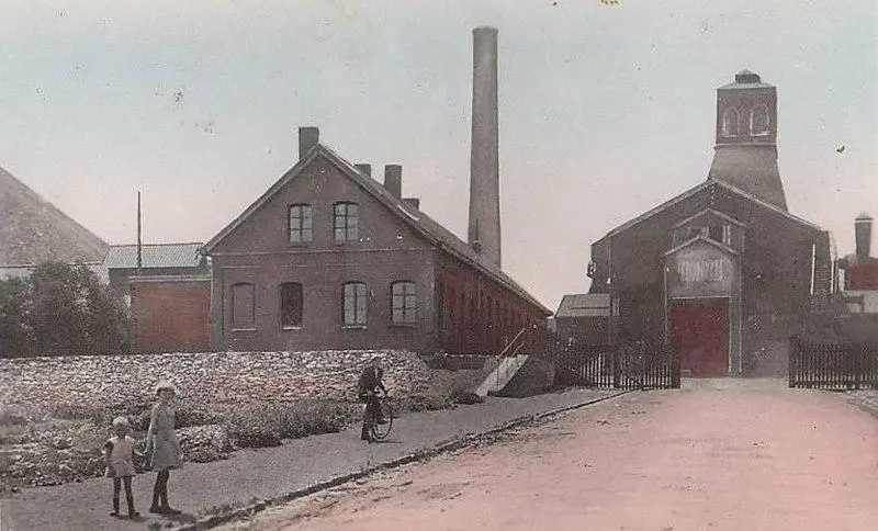 Foto von Pit Nr. 7 der Gesellschaft der Minen von Vicoigne-Noieux-Drocourt und der Gruppe von Bethune of the Houillères des Nordbeckens und Pas-de-Calais - Auteur inconnuUnknown author - © Creative Commons (https://creativecommons.org/licenses/by-sa/4.0/deed.fr)