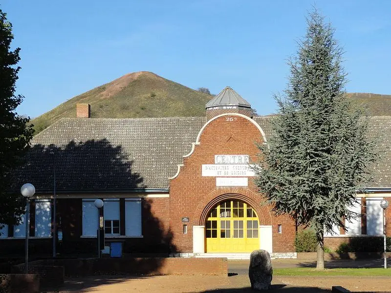 Picture of Former school of daughters of the Cité Nouméa of the Compagnie des Mines de Drocourt, current center of cultural and leisure activities Marie-Curie - Jérémy-Günther-Heinz Jähnick (1988–) Descriptionph - © Creative Commons (https://creativecommons.org/licenses/by-sa/4.0/deed.fr)