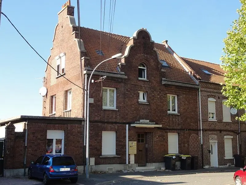 Picture of French presbytery of the Saint-Louis church of the Cité Nouméa of the Compagnie des Mines de Drocourt - Jérémy-Günther-Heinz Jähnick (1988–) Descriptionph - © Creative Commons (https://creativecommons.org/licenses/by-sa/4.0/deed.fr)