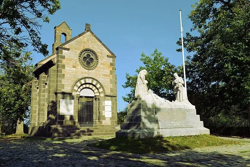 Foto de Recuerdos y monumento de la capilla de recuerdo - Montclera - © Creative Commons (https://creativecommons.org/licenses/by-sa/4.0/deed.fr)