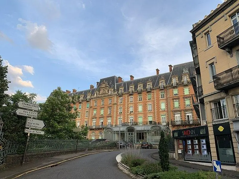 Foto von Großes Hotel und majestätischer Palast - David Lofink from Orange, United States - © Creative Commons (https://creativecommons.org/licenses/by-sa/4.0/deed.fr)