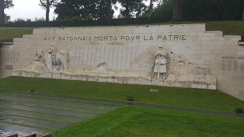Foto von Denkmal zum Krieg des Krieges 1914-1918, der sich gegen die alten Wälle befindet - Nono314 - © Creative Commons (https://creativecommons.org/licenses/by-sa/4.0/deed.fr)
