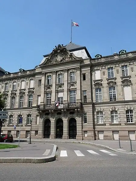 Foto di Ex Ministerial Building (WEST), attualmente regionale Directo, Direzione dei servizi fiscali a Bas-Rhin (4 Place de la République), Tesoro generale della regione dell'Alsazia e Dipartimento di Bas-Rhin (25 Avenue des Vosges) - Ji-Elle - © Creative Commons (https://creativecommons.org/licenses/by-sa/4.0/deed.fr)