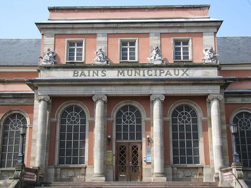 Foto von Einrichtungen von sogenannten kommunalen Bädern - © Ralph Hammann - Wikimedia Commons - © Creative Commons (https://creativecommons.org/licenses/by-sa/4.0/deed.fr)