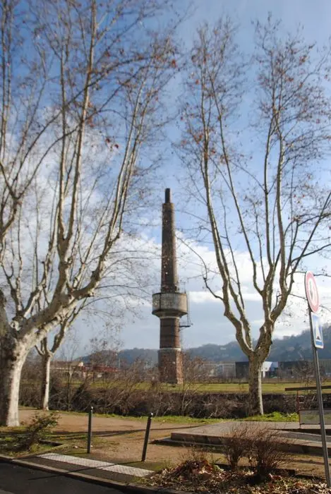 Foto von Kamin des alten BSN-VMC-Glaswaren und dann BSN-Glasspacks - POP Plateforme Ouverte du Patrimoine / Base Mérimée - © Ministère de la Culture (France), Direction Régionale des Affaires Culturelles d’Auvergne-Rhône-Alpes – Tous droits réservés 