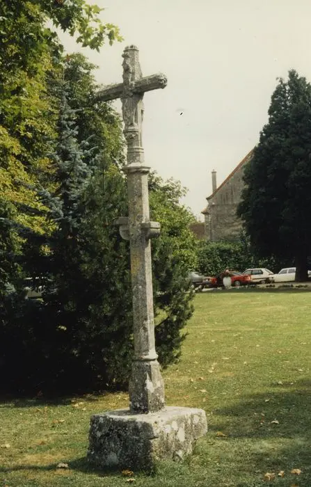 Foto von 15. Jahrhundert Kreuz des Bellecroix -Schlosses - POP Plateforme Ouverte du Patrimoine / Base Mérimée - © Ministère de la Culture (France), Médiathèque du patrimoine et de la photographie, tous droits réservés
