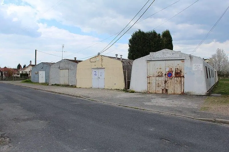 Foto von Fillod- oder vorgefertigte Pavillons des Typs "geneigter Wände" - Chabe01 - © Creative Commons (https://creativecommons.org/licenses/by-sa/4.0/deed.fr)