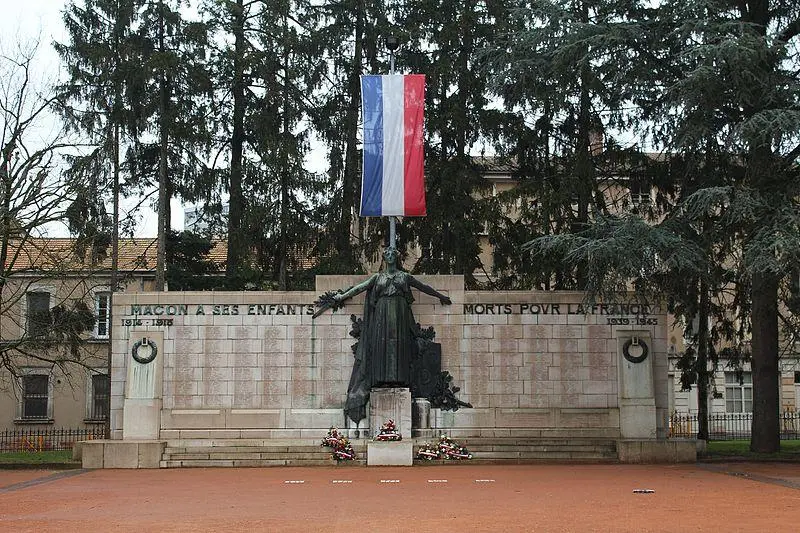 Photo de Monument aux morts - Chabe01 - © Creative Commons (https://creativecommons.org/licenses/by-sa/4.0/deed.fr)