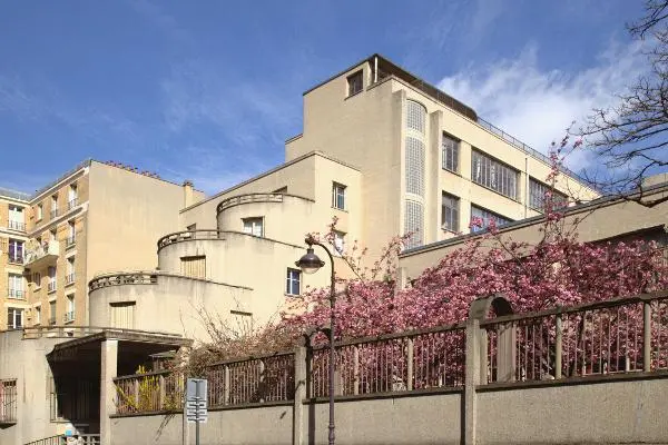 Photo de Groupe scolaire - Ralf Treinen - © Creative Commons (https://creativecommons.org/licenses/by-sa/4.0/deed.fr)