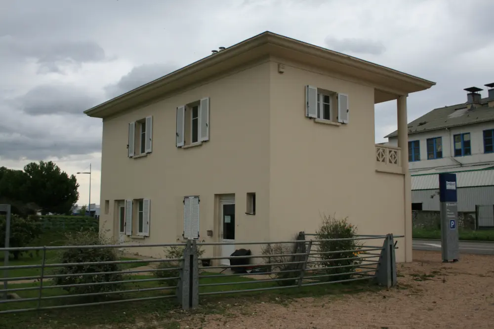 Picture of House of foreman of the company A. André son, known as Maison Perret - Sous licence Creative Commons (https://creativecommons.org/licenses/by-sa/4.0/deed.fr) - Par WikifaxeN - © Creative Commons (https://creativecommons.org/licenses/by-sa/4.0/deed.fr)