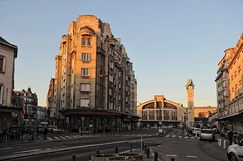 Foto de El edificio de la metrópolis - Валерий Дед - © Creative Commons (https://creativecommons.org/licenses/by-sa/4.0/deed.fr)