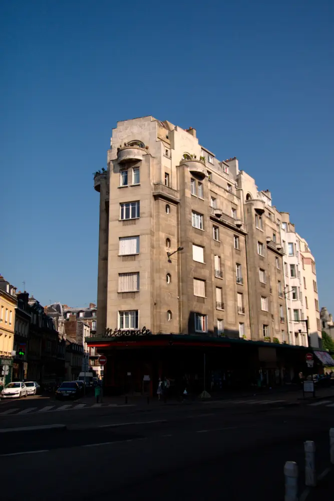 Foto de El edificio de la metrópolis - Sous licence Creative Commons (https://creativecommons.org/licenses/by-sa/4.0/deed.fr) - Par Boing-boing - © Creative Commons (https://creativecommons.org/licenses/by-sa/4.0/deed.fr)
