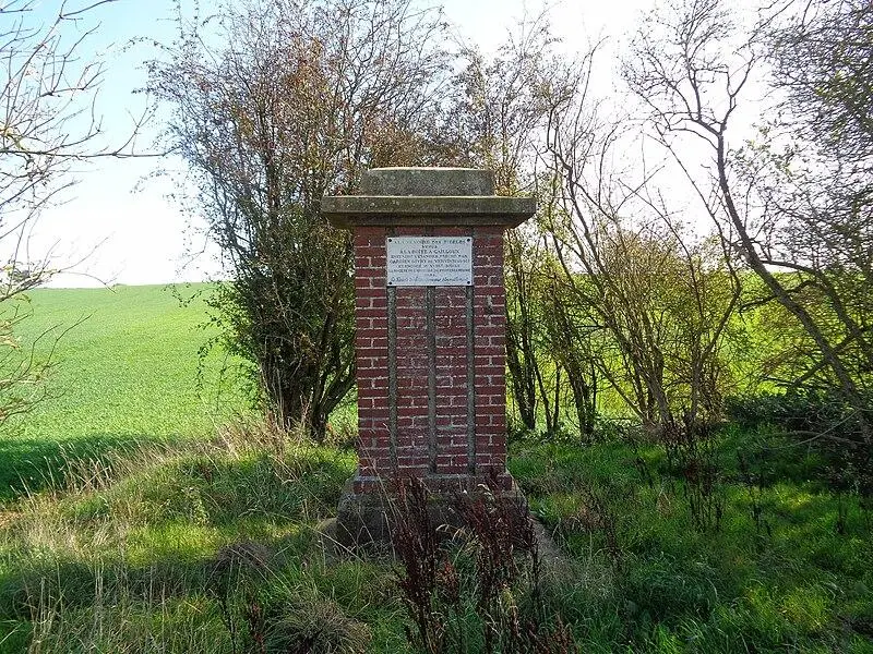 Foto di Monumento commemorativo della vecchia assemblea del deserto protestante situato nella scatola del Cailloux - René Hourdry - © Creative Commons (https://creativecommons.org/licenses/by-sa/4.0/deed.fr)
