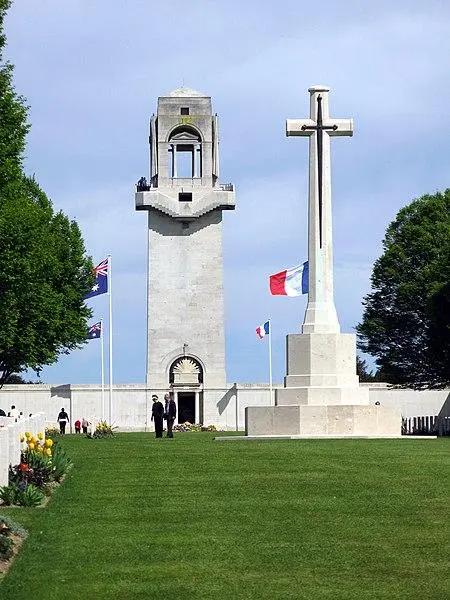Foto di Australian National Memorial of Villers-Bretonneux - Markus3 (Marc ROUSSEL) - © Creative Commons (https://creativecommons.org/licenses/by-sa/4.0/deed.fr)