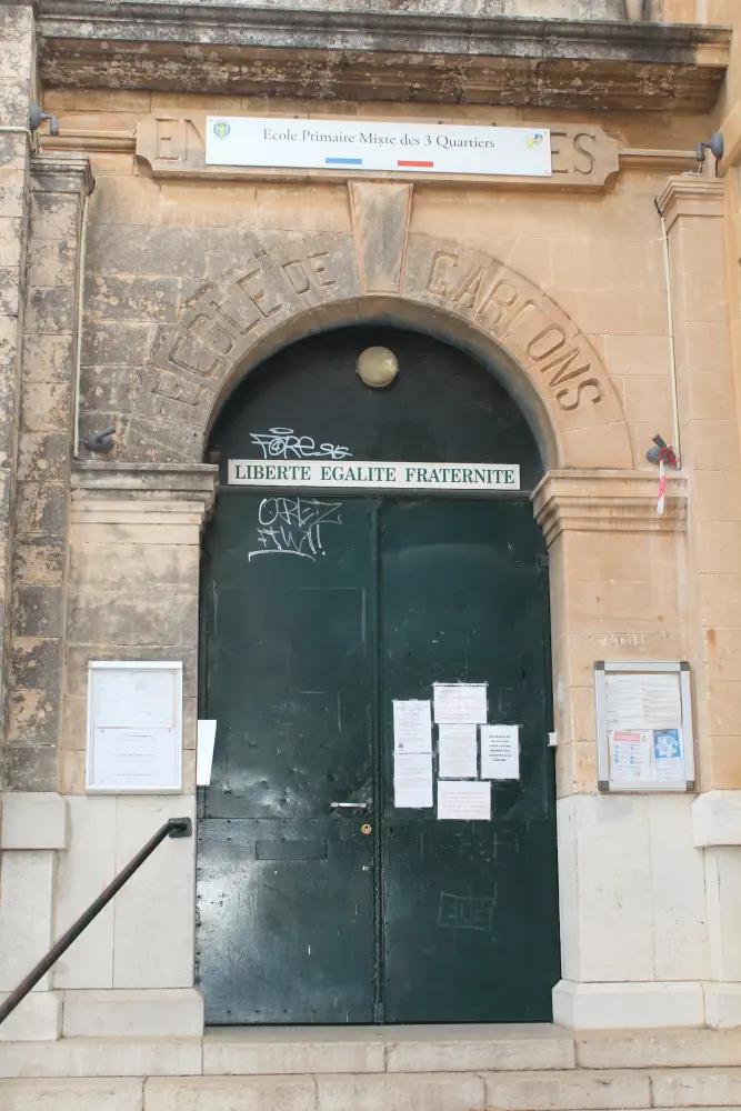 Foto di Scuola elementare a tre quarti - Sous licence Creative Commons (https://creativecommons.org/licenses/by-sa/4.0/deed.fr) - Par Chabe01 - © Creative Commons (https://creativecommons.org/licenses/by-sa/4.0/deed.fr)
