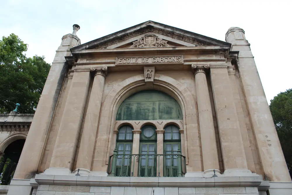 Foto di Scuola elementare a tre quarti - Sous licence Creative Commons (https://creativecommons.org/licenses/by-sa/4.0/deed.fr) - Par Chabe01 - © Creative Commons (https://creativecommons.org/licenses/by-sa/4.0/deed.fr)