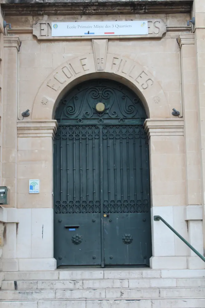 Foto di Scuola elementare a tre quarti - Sous licence Creative Commons (https://creativecommons.org/licenses/by-sa/4.0/deed.fr) - Par Chabe01 - © Creative Commons (https://creativecommons.org/licenses/by-sa/4.0/deed.fr)