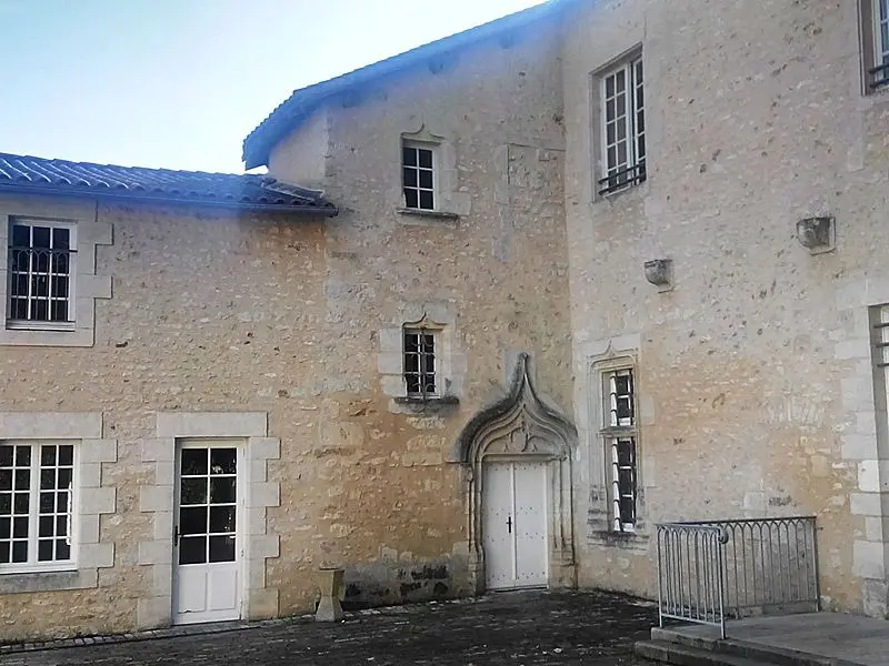 Foto di Castello - Poignant - © Creative Commons (https://creativecommons.org/licenses/by-sa/4.0/deed.fr)