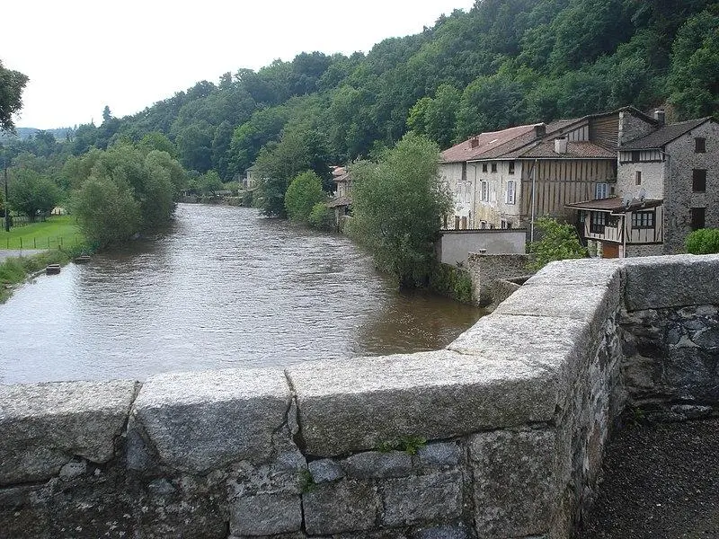 Foto von Noblat Bridge, sagt auch die alte Brücke auf Wienne - Havang(nl) - © Creative Commons (https://creativecommons.org/licenses/by-sa/4.0/deed.fr)