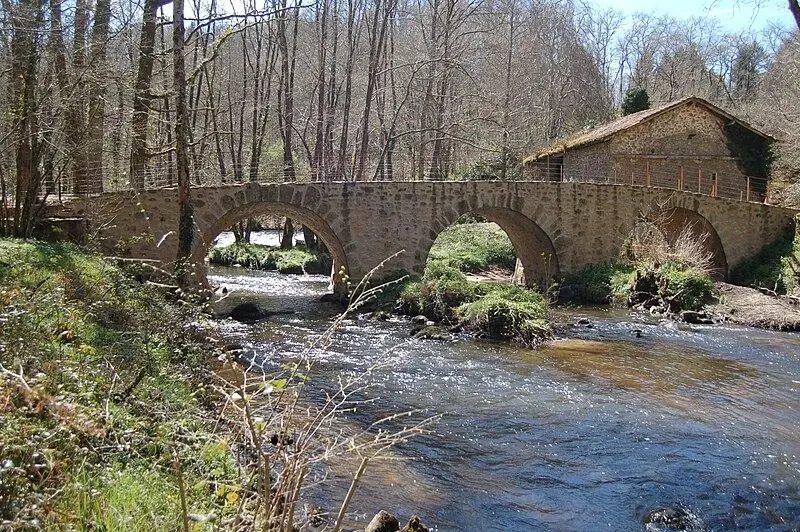 Foto von Lascaux -Brücke über den Gorre - Alex Hudghton - © Creative Commons (https://creativecommons.org/licenses/by-sa/4.0/deed.fr)