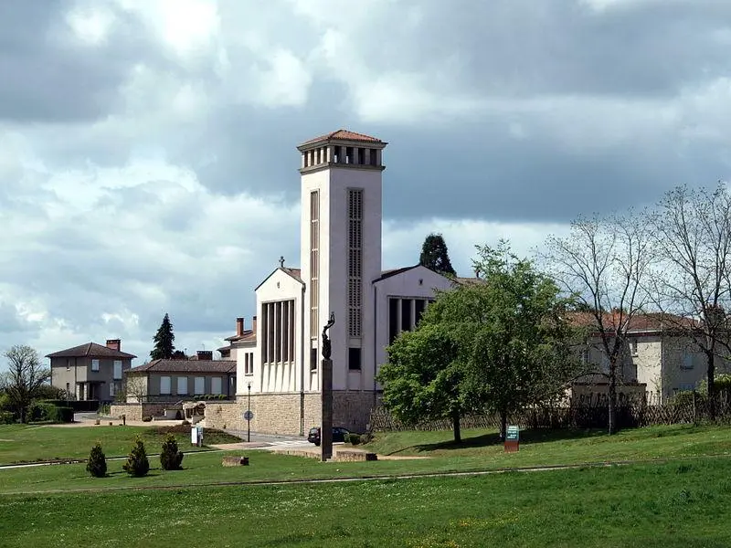 Foto von Saint-Martin-Kirche der neuen Stadt Oradour-sur-Glane - Alf van Beem - © Creative Commons (https://creativecommons.org/licenses/by-sa/4.0/deed.fr)