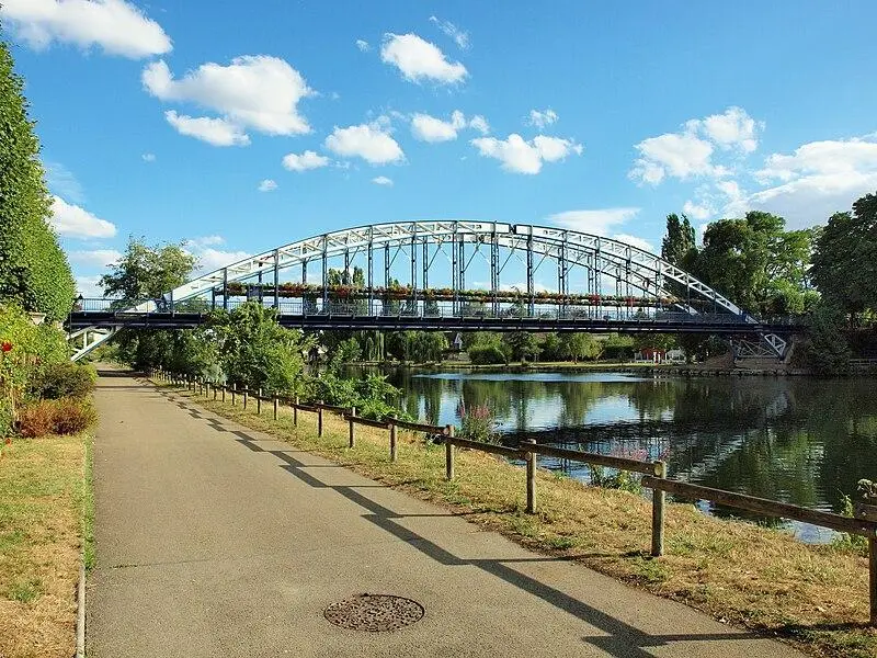 Foto de Puente de metal llamado Eiffel Pont ubicado en el cruce del río Yonne, en la carretera departamental D 158 - François GOGLINS - © Creative Commons (https://creativecommons.org/licenses/by-sa/4.0/deed.fr)