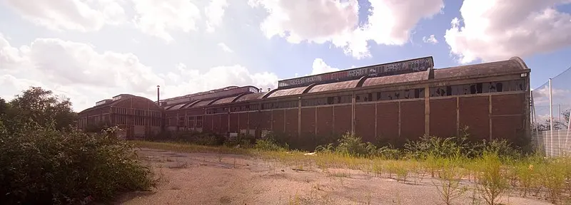 Foto de Antiguos talleres de reparación de SNCF en la llanura - Poulpy - © Creative Commons (https://creativecommons.org/licenses/by-sa/4.0/deed.fr)