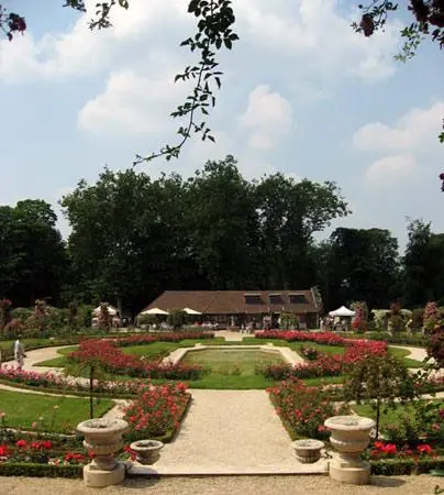 Foto von Rosengarten des Val-De-Marne General Council, ehemaliger Gravereaux Roseraie - C. Potez-Delpuech - © Creative Commons (https://creativecommons.org/licenses/by-sa/4.0/deed.fr)