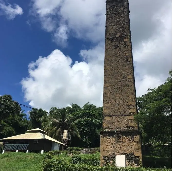 Foto von Kamin aus der alten Sucrière -Fabrik in Cananga - POP Plateforme Ouverte du Patrimoine / Base Mérimée - © Ministère de la Culture (France), Direction des Affaires Culturelles de Mayotte – Tous droits réservés 