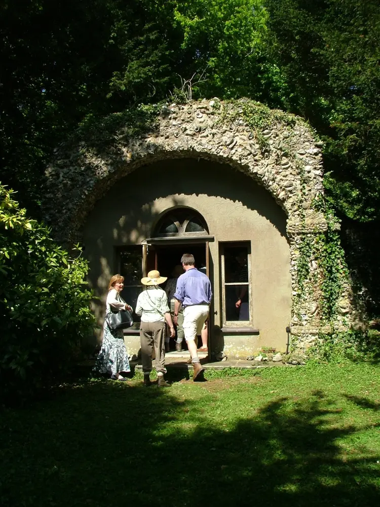 Photo de La grotte de coquille au nord-ouest du siège de Carne - Historic England