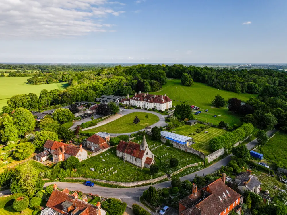 Foto von Die Pfarrkirche von St. Margaret - Historic England / Sky Lens Sussex