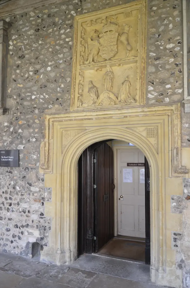 Photo de Le Royal Chantry (entrée dans les cloîtres) - Historic England