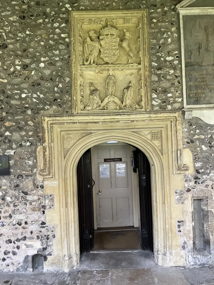 Photo de Le Royal Chantry (entrée dans les cloîtres) - Historic England