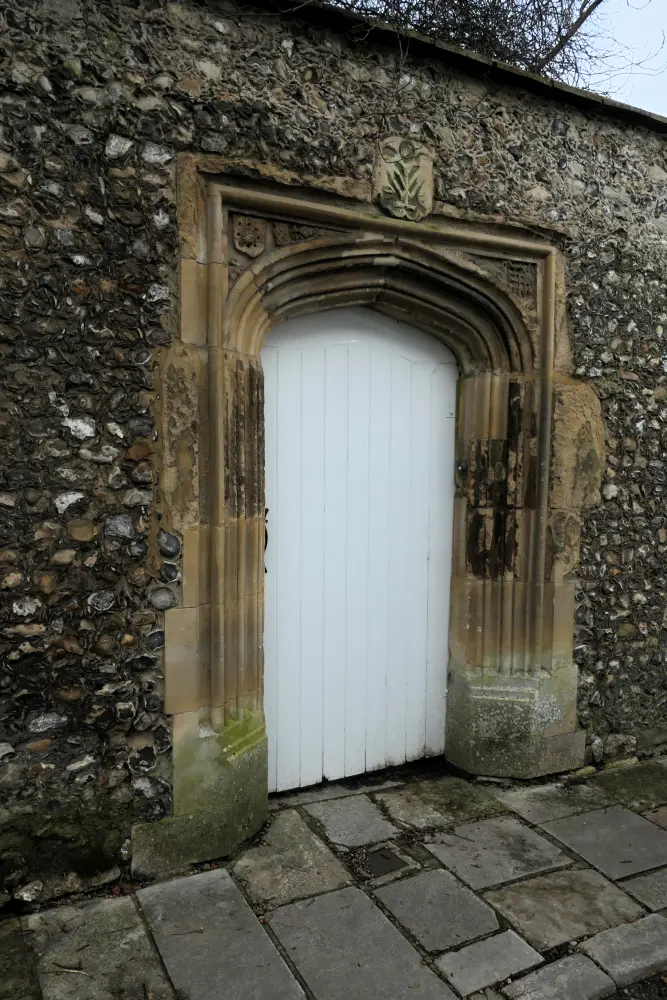Photo de Le Royal Chantry (entrée dans les cloîtres) - Historic England