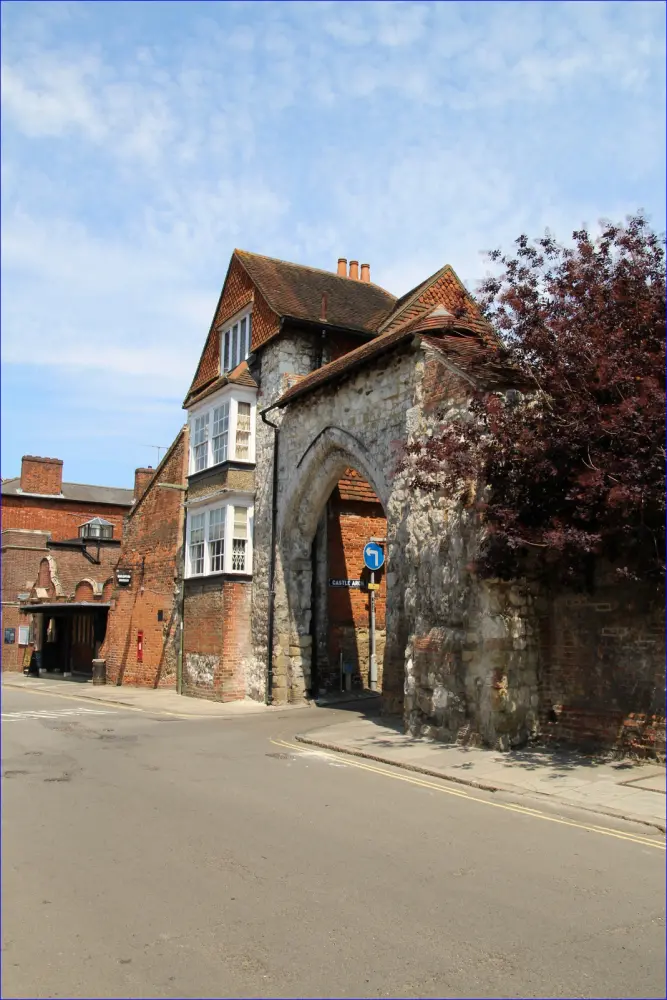 Photo de La passerelle du château et les murs adjacents à l'est et au sud - Historic England