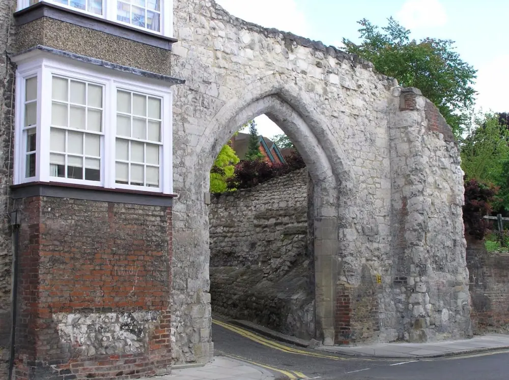 Photo de La passerelle du château et les murs adjacents à l'est et au sud - Historic England