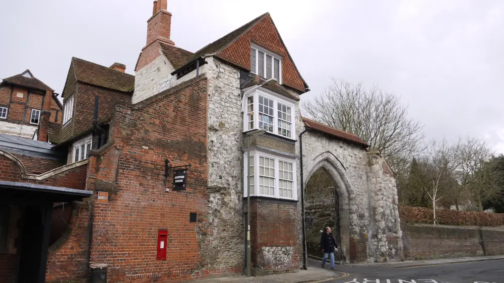 Photo de La passerelle du château et les murs adjacents à l'est et au sud - Historic England